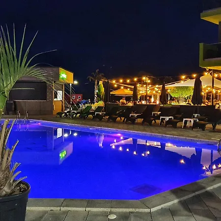 Sunny Vibe - Indoor Pool & شقة